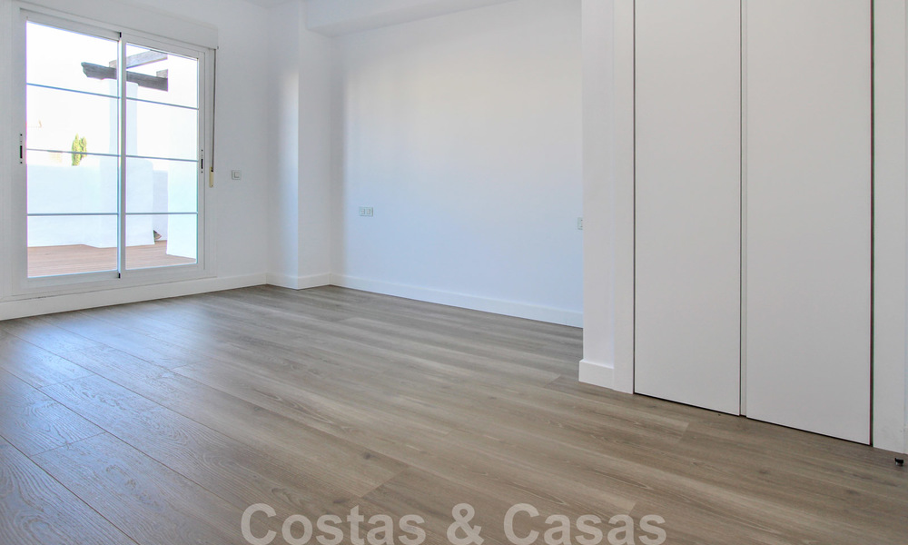 Recentelijk gerenoveerd helder appartement te koop in een prachtig strandcomplex op loopafstand van voorzieningen en San Pedro, Marbella 21959