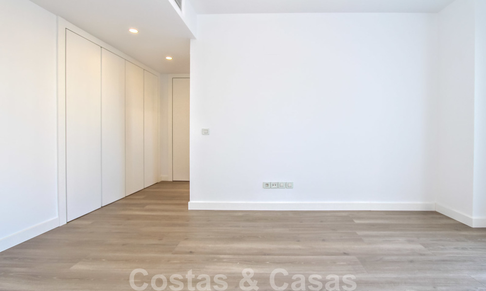 Recentelijk gerenoveerd helder appartement te koop in een prachtig strandcomplex op loopafstand van voorzieningen en San Pedro, Marbella 21963