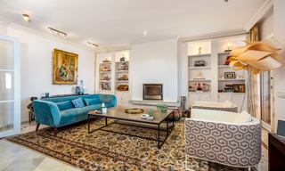 Indrukwekkend penthouse appartement te met panoramisch zeezicht te koop in de Golf Vallei van Nueva Andalucia, Marbella 37531 