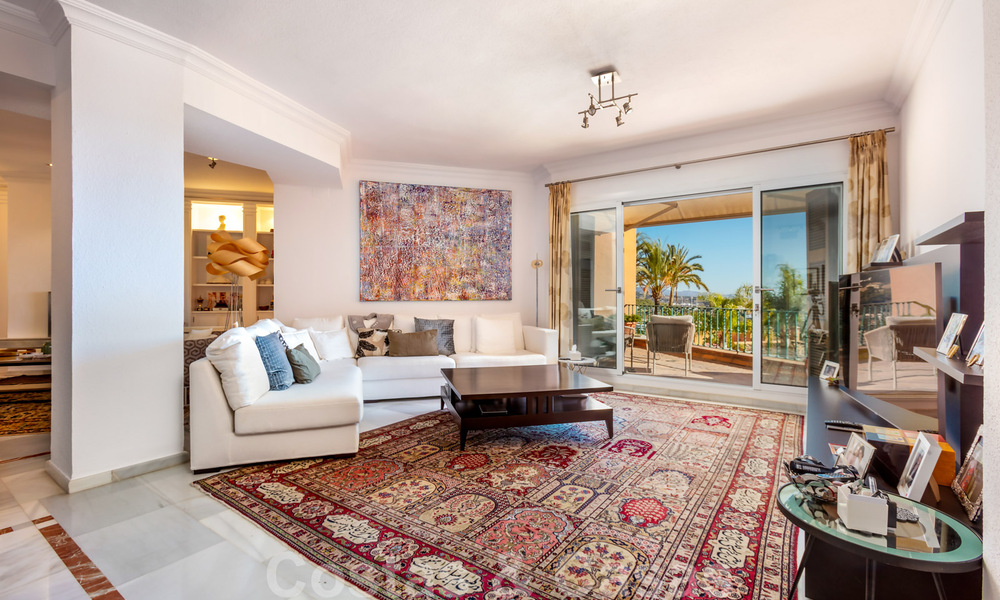 Indrukwekkend penthouse appartement te met panoramisch zeezicht te koop in de Golf Vallei van Nueva Andalucia, Marbella 37533