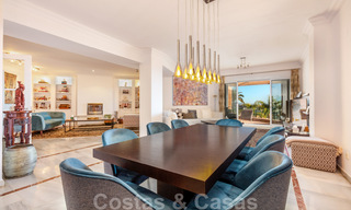 Indrukwekkend penthouse appartement te met panoramisch zeezicht te koop in de Golf Vallei van Nueva Andalucia, Marbella 37534 