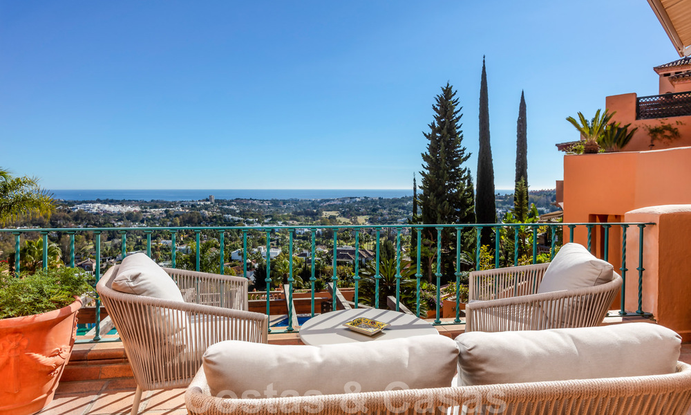 Indrukwekkend penthouse appartement te met panoramisch zeezicht te koop in de Golf Vallei van Nueva Andalucia, Marbella 37536