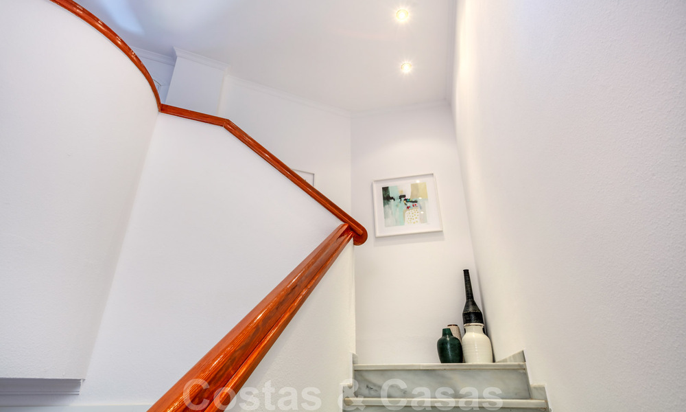 Indrukwekkend penthouse appartement te met panoramisch zeezicht te koop in de Golf Vallei van Nueva Andalucia, Marbella 37537