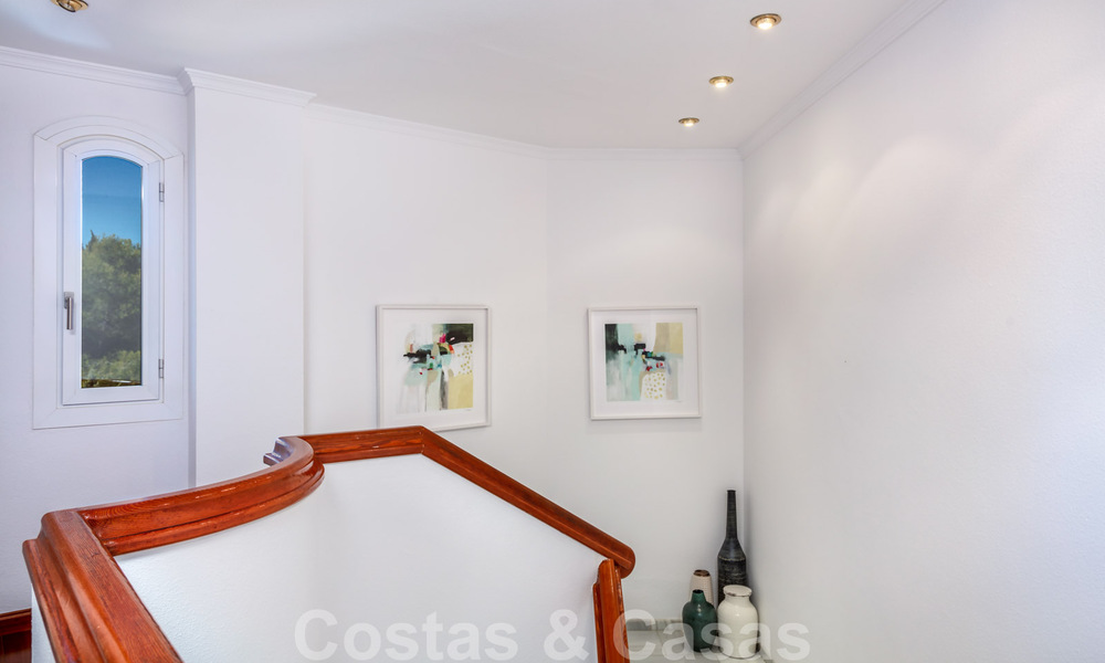 Indrukwekkend penthouse appartement te met panoramisch zeezicht te koop in de Golf Vallei van Nueva Andalucia, Marbella 37538