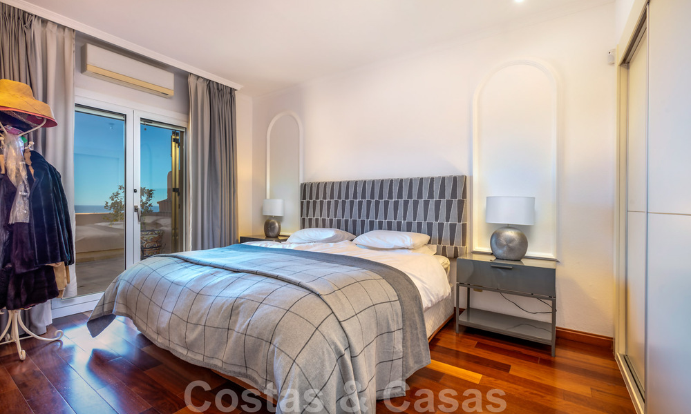 Indrukwekkend penthouse appartement te met panoramisch zeezicht te koop in de Golf Vallei van Nueva Andalucia, Marbella 37540