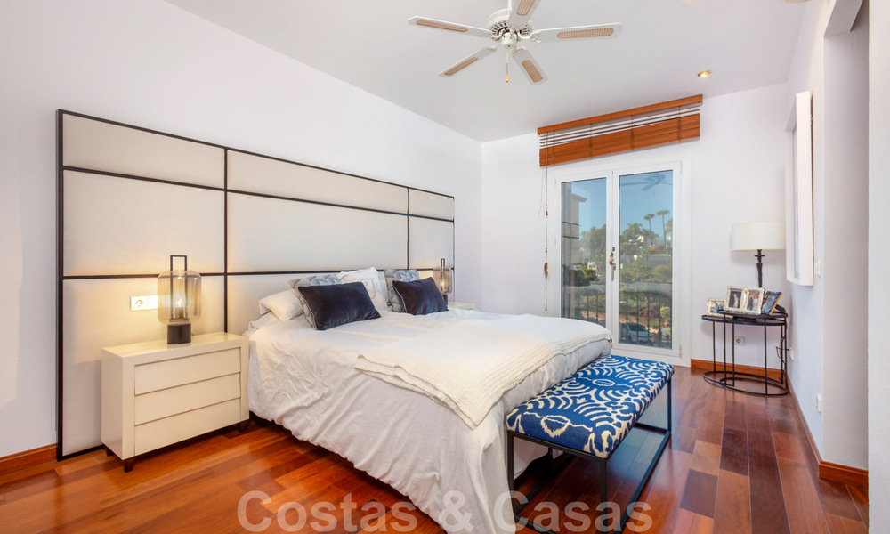 Indrukwekkend penthouse appartement te met panoramisch zeezicht te koop in de Golf Vallei van Nueva Andalucia, Marbella 37542