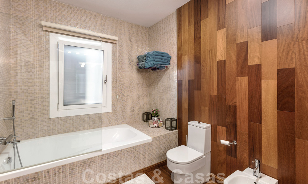 Indrukwekkend penthouse appartement te met panoramisch zeezicht te koop in de Golf Vallei van Nueva Andalucia, Marbella 37547