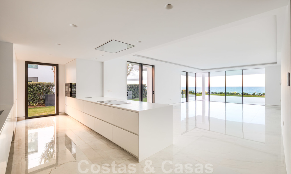 Privé herverkoop. Ultra deluxe avant garde strand appartement te koop in een exclusief complex aan de New Golden Mile, Marbella - Estepona 22007