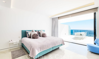 Privé herverkoop! Ultra deluxe avant garde strand appartement te koop in een exclusief complex aan de New Golden Mile, Marbella - Estepona. Verlaagd in prijs! 22046 