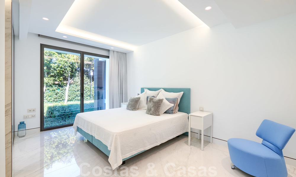Privé herverkoop! Ultra deluxe avant garde strand appartement te koop in een exclusief complex aan de New Golden Mile, Marbella - Estepona. Verlaagd in prijs! 22050