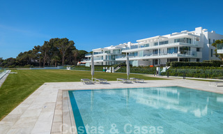 Privé herverkoop! Ultra deluxe avant garde strand appartement te koop in een exclusief complex aan de New Golden Mile, Marbella - Estepona. Verlaagd in prijs! 22061 