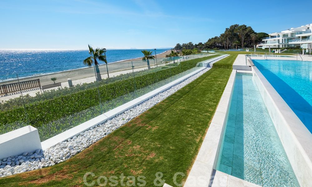 Privé herverkoop! Ultra deluxe avant garde strand appartement te koop in een exclusief complex aan de New Golden Mile, Marbella - Estepona. Verlaagd in prijs! 22065