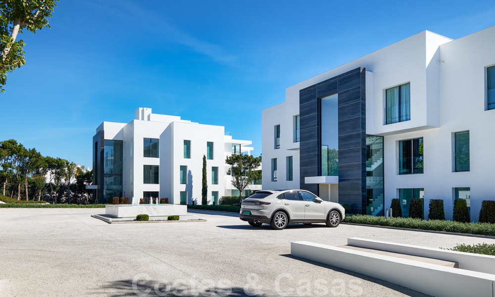 Privé herverkoop! Ultra deluxe avant garde strand appartement te koop in een exclusief complex aan de New Golden Mile, Marbella - Estepona. Verlaagd in prijs! 22067