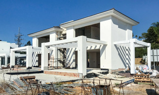 Fantastische nieuwe eigentijdse villa met zeezicht te koop, naast een prestigieus golfresort in Benahavis - Marbella 22077 