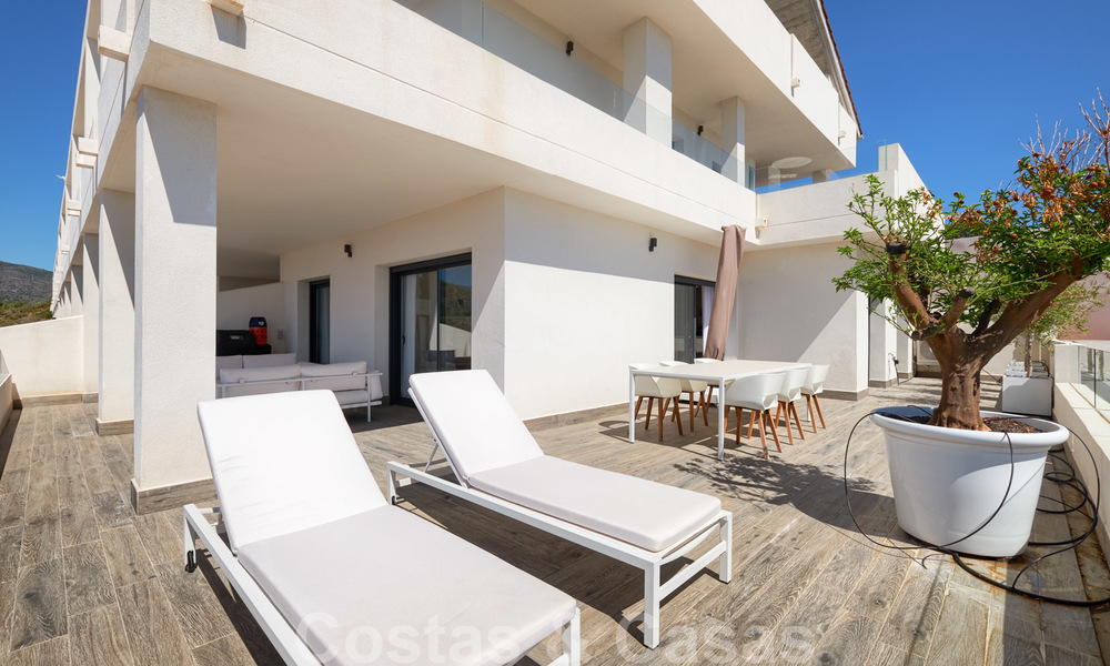 Helder en ruim appartement met enorm terras te koop op de New Golden Mile, Marbella - Estepona 22128
