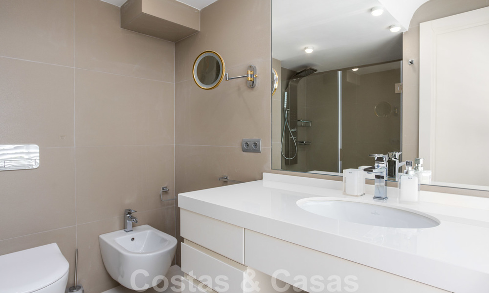 Wondermooi luxe penthouse appartement te koop, met fantastisch zeezicht en op loopafstand van het strand, Oost Marbella 22252