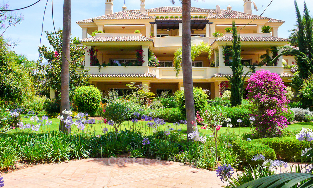 Las Alamandas: Luxe appartementen en penthouses te koop in exclusief eerstelijngolf complex in Nueva-Andalucia, Marbella 22801