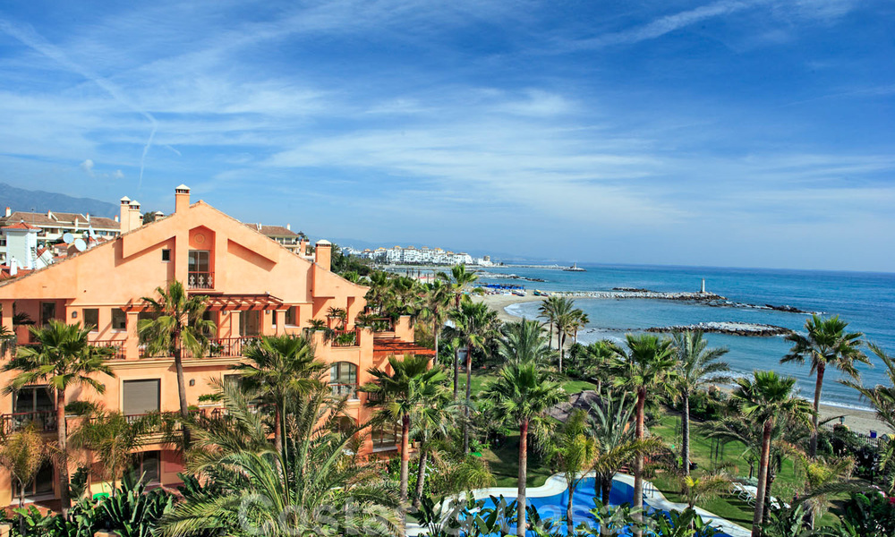 Te koop in Puerto Banus, Marbella: Exclusieve appartementen in een eerstelijnstrand complex 23053