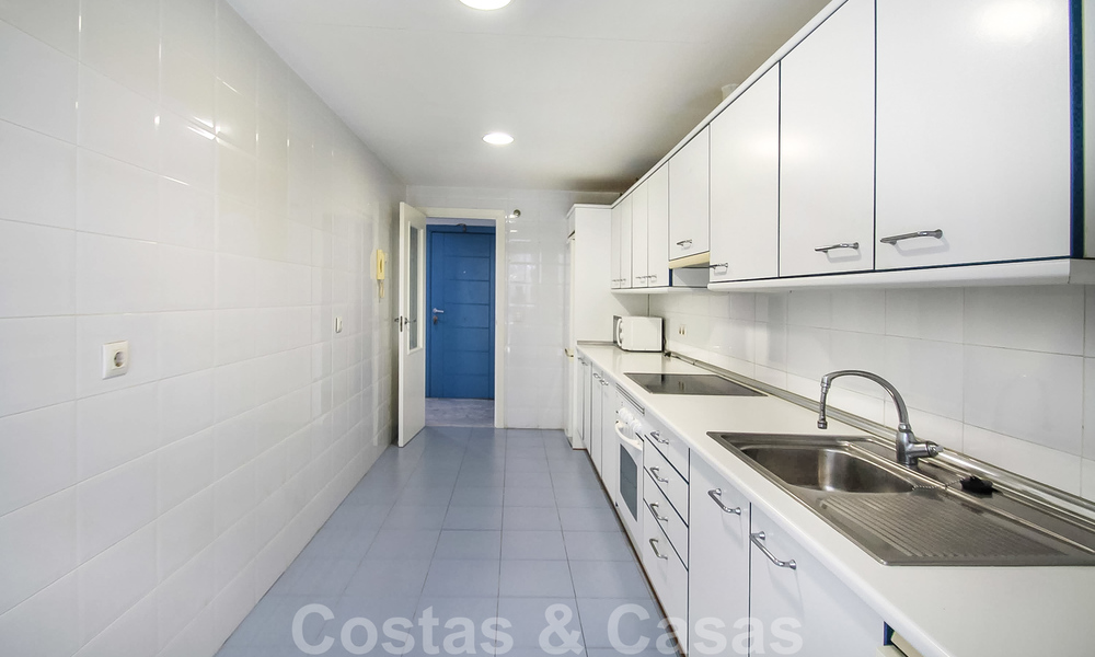 Ruim 3-slaapkamer appartement te koop in Nueva Andalucia - Marbella, op loopafstand van het strand en Puerto Banus 23126