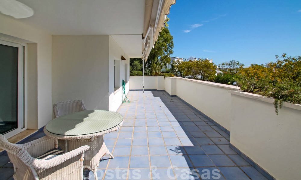 Ruim 3-slaapkamer appartement te koop in Nueva Andalucia - Marbella, op loopafstand van het strand en Puerto Banus 23128