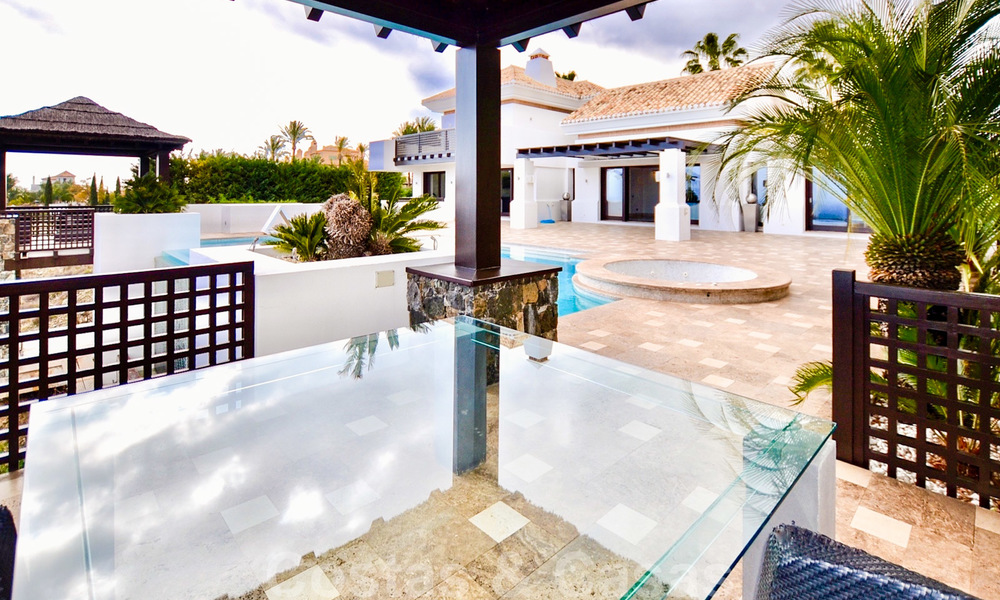 Prachtige villa met panoramisch zeezicht te koop in een prestigieus 5* golfresort op de New Golden Mile, tussen Marbella en Estepona 23298
