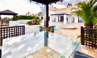 Prachtige villa met panoramisch zeezicht te koop in een prestigieus 5* golfresort op de New Golden Mile, tussen Marbella en Estepona 23298 