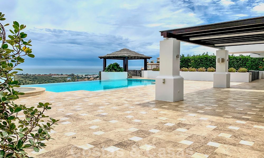 Prachtige villa met panoramisch zeezicht te koop in een prestigieus 5* golfresort op de New Golden Mile, tussen Marbella en Estepona 23302