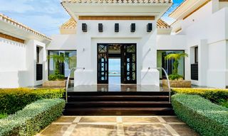 Prachtige villa met panoramisch zeezicht te koop in een prestigieus 5* golfresort op de New Golden Mile, tussen Marbella en Estepona 23330 