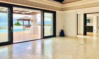 Prachtige villa met panoramisch zeezicht te koop in een prestigieus 5* golfresort op de New Golden Mile, tussen Marbella en Estepona 23339 