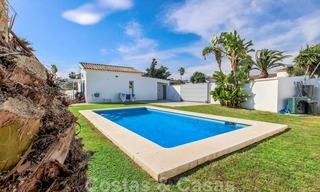Eerstelijns strand villa te koop met prachtig zeezicht aan de New Golden Mile, tussen Marbella en Estepona 23479 