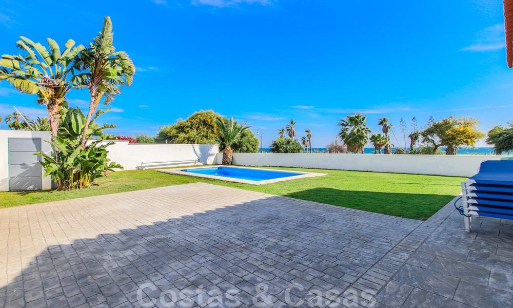 Eerstelijns strand villa te koop met prachtig zeezicht aan de New Golden Mile, tussen Marbella en Estepona 23480