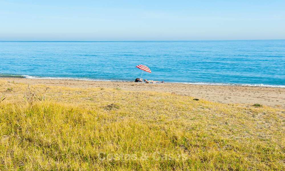 Eerstelijns strand villa te koop met prachtig zeezicht aan de New Golden Mile, tussen Marbella en Estepona 23485