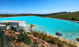 Eigentijds hoekappartement te koop in exclusief residentieel project met privé-lagune, Casares, Costa del Sol 23594 