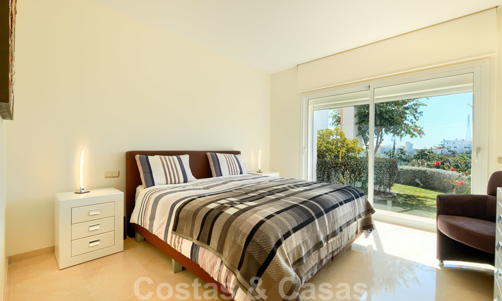 Eigentijds hoekappartement te koop in exclusief residentieel project met privé-lagune, Casares, Costa del Sol 23601