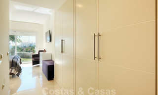 Eigentijds hoekappartement te koop in exclusief residentieel project met privé-lagune, Casares, Costa del Sol 23603 