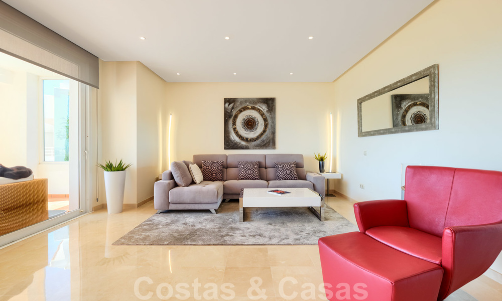 Eigentijds hoekappartement te koop in exclusief residentieel project met privé-lagune, Casares, Costa del Sol 23604