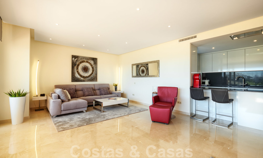Eigentijds hoekappartement te koop in exclusief residentieel project met privé-lagune, Casares, Costa del Sol 23605