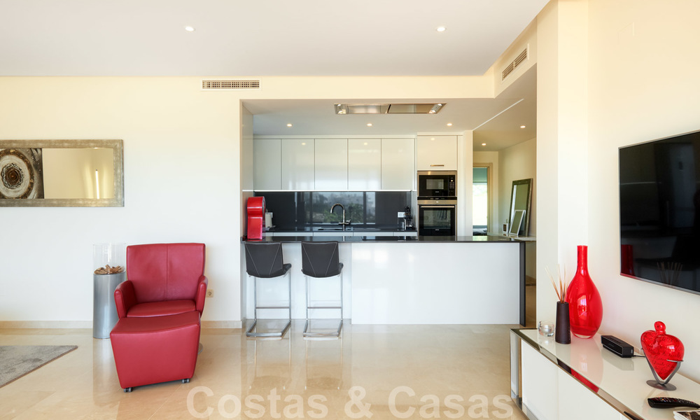 Eigentijds hoekappartement te koop in exclusief residentieel project met privé-lagune, Casares, Costa del Sol 23606