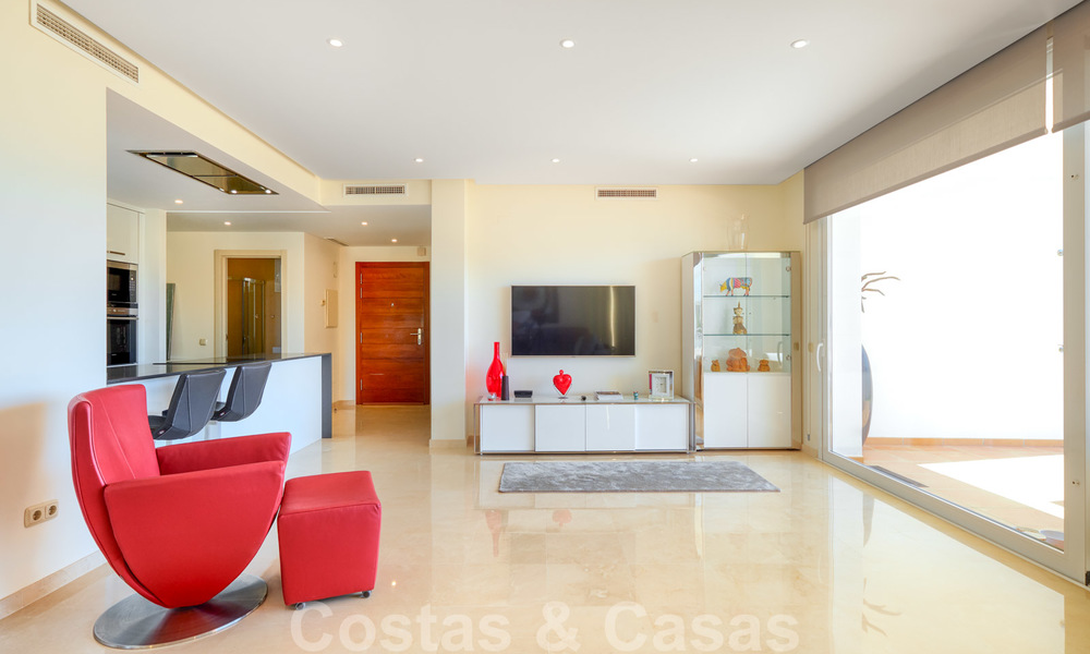 Eigentijds hoekappartement te koop in exclusief residentieel project met privé-lagune, Casares, Costa del Sol 23611