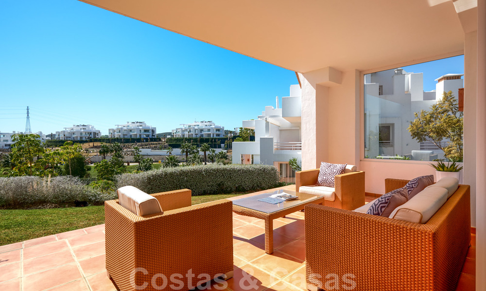 Eigentijds hoekappartement te koop in exclusief residentieel project met privé-lagune, Casares, Costa del Sol 23613