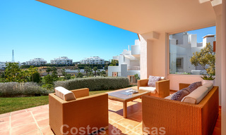 Eigentijds hoekappartement te koop in exclusief residentieel project met privé-lagune, Casares, Costa del Sol 23613 