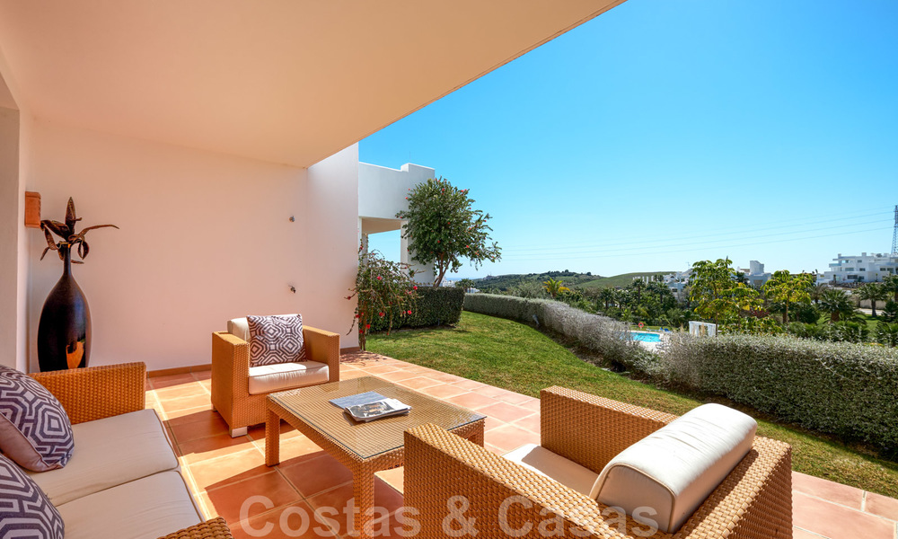 Eigentijds hoekappartement te koop in exclusief residentieel project met privé-lagune, Casares, Costa del Sol 23614
