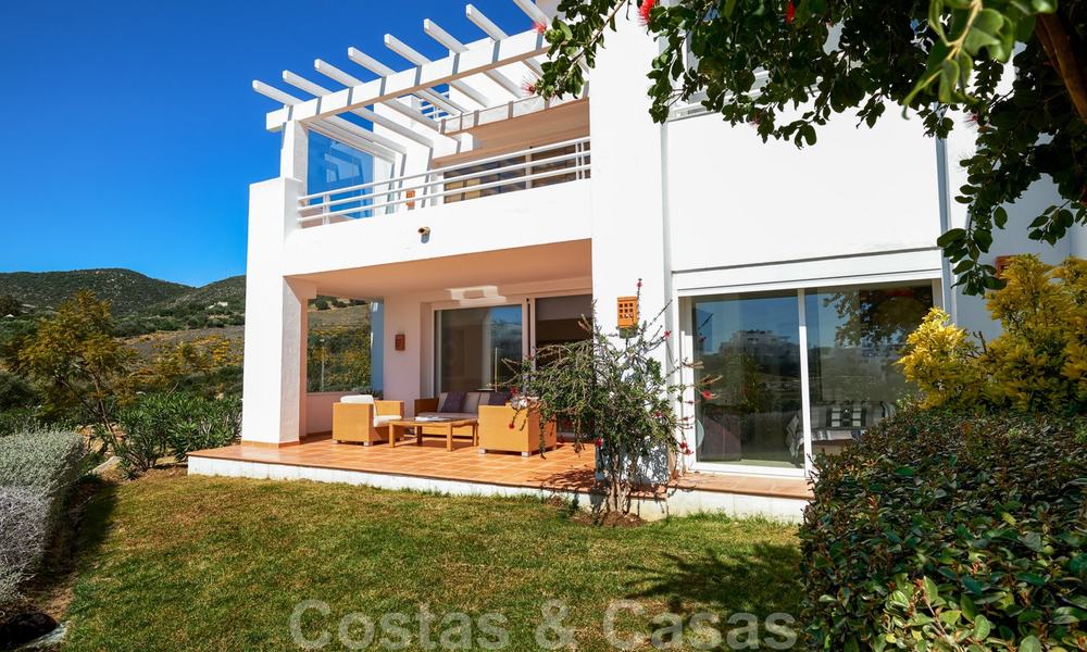 Eigentijds hoekappartement te koop in exclusief residentieel project met privé-lagune, Casares, Costa del Sol 23615