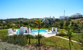 Eigentijds hoekappartement te koop in exclusief residentieel project met privé-lagune, Casares, Costa del Sol 23617 