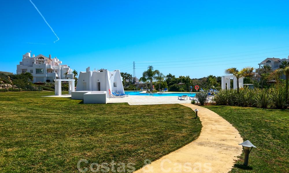 Eigentijds hoekappartement te koop in exclusief residentieel project met privé-lagune, Casares, Costa del Sol 23618