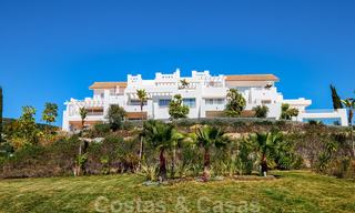 Eigentijds hoekappartement te koop in exclusief residentieel project met privé-lagune, Casares, Costa del Sol 23619 