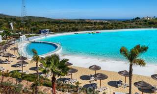 Eigentijds hoekappartement te koop in exclusief residentieel project met privé-lagune, Casares, Costa del Sol 23622 