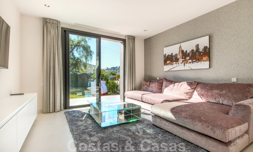 Instapklare nieuwe moderne luxe villa in een afgesloten en beveiligde villawijk te koop in Nueva Andalucia, Marbella. Open voor een redelijk bod! 23649
