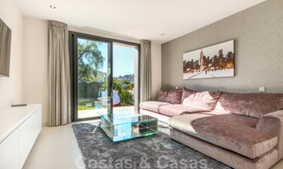 Instapklare nieuwe moderne luxe villa in een afgesloten en beveiligde villawijk te koop in Nueva Andalucia, Marbella. Open voor een redelijk bod! 23649 