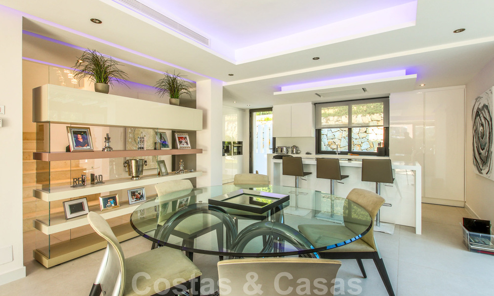 Instapklare nieuwe moderne luxe villa in een afgesloten en beveiligde villawijk te koop in Nueva Andalucia, Marbella. Open voor een redelijk bod! 23651